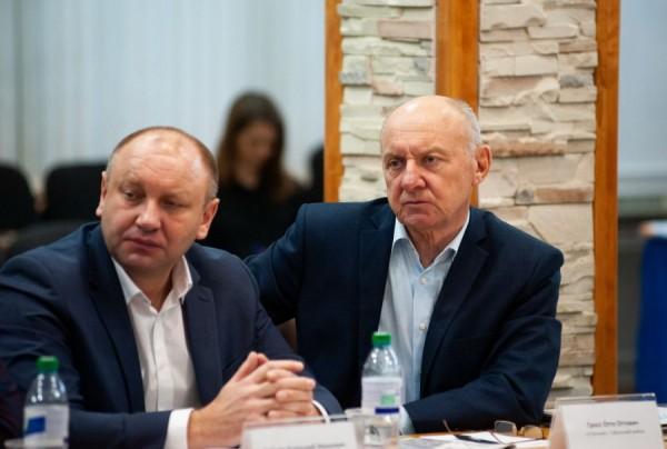 Алтайские фермеры громко поспорили, нужно ли еще одно объединение с политическим подтекстом Алтайские фермеры громко поспорили, нужно ли еще одно объединение с политическим подтекстом