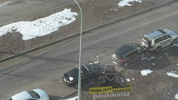 Внедорожник протаранил припаркованные автомобили в&nbsp;Барнауле