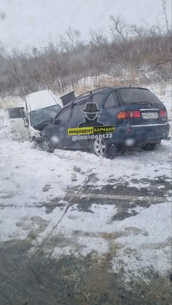 Две страшные лобовые аварии произошли на трассах Алтайского края Две страшные лобовые аварии произошли на трассах Алтайского края