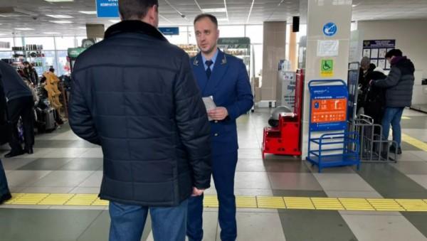 Почти три сотни пассажиров ночевали в&nbsp;алтайском аэропорту из-за сильного снегопада