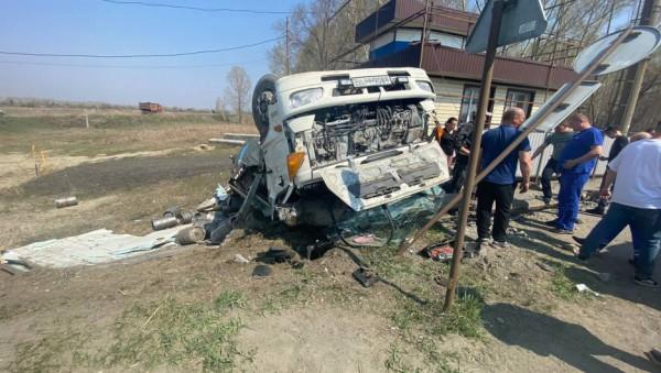 Жесткое ДТП с участием грузовиков произошло на алтайской трассе Жесткое ДТП с участием грузовиков произошло на алтайской трассе
