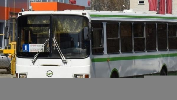 "Как стадо баранов". Бийчане жалуются, что не могут уехать домой из-за переполненных автобусов "Как стадо баранов". Бийчане жалуются, что не могут уехать домой из-за переполненных автобусов