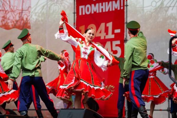 Танцы и слезы. Самые яркие моменты Дня Победы в Барнауле – фоторепортаж altapress.ru Танцы и слезы. Самые яркие моменты Дня Победы в Барнауле – фоторепортаж altapress.ru