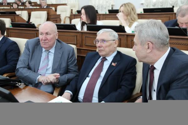 &laquo;Власть просто так не&nbsp;отдают&raquo;. О&nbsp;чем спорили алтайские депутаты на&nbsp;апрельской сессии, что из&nbsp;этого вышло и&nbsp;при чем тут Владимир Путин