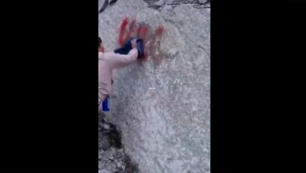 Туристов заставили отмывать надпись со скалы на Алтае Туристов заставили отмывать надпись со скалы на Алтае