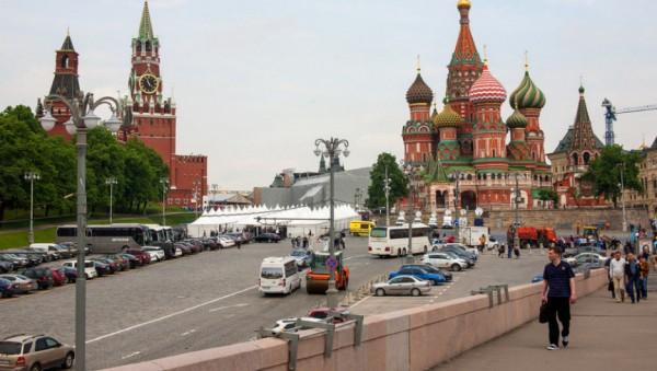 Курс на Москву. Немецкий пилот-любитель приземлился напротив храма Василия Блаженного. Архивное видео