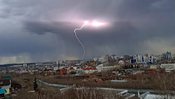 Грозовые выходные ожидают жителей Алтайского края 17 и 18 июня