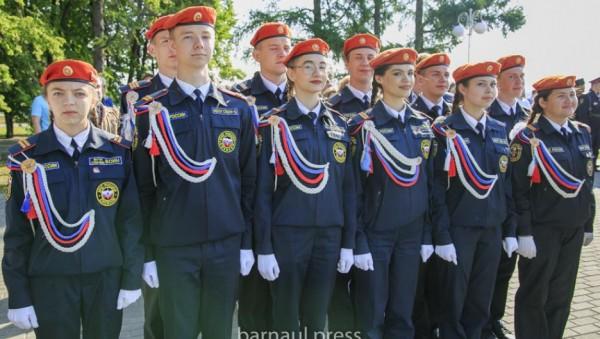 Поднятие флага, фестиваль баскетбола и мир дикой природы. Как в Барнауле началось празднование Дня России Поднятие флага, фестиваль баскетбола и мир дикой природы. Как в Барнауле началось празднование Дня России