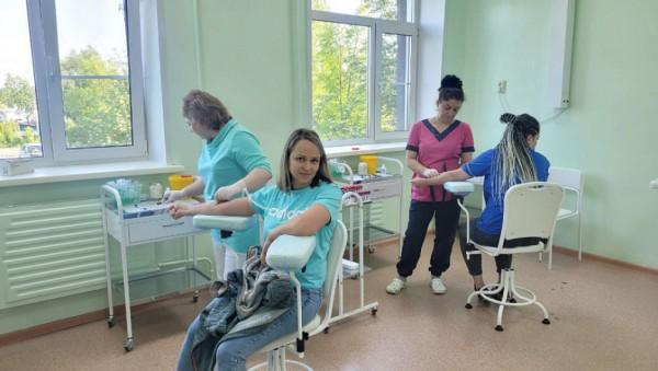 В Бийской поликлинике пациентов разделили и штрих-кодировали