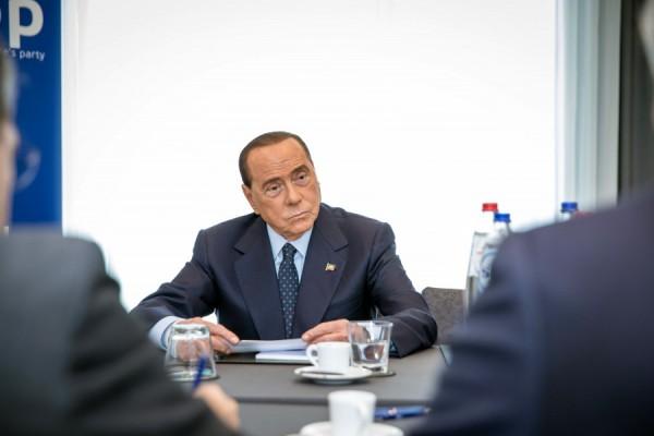 "Я лучший премьер Италии за 150 лет". Чем запомнился Сильвио Берлускони - самый богатый человек Италии