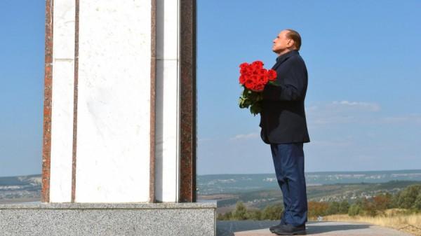 "Я лучший премьер Италии за 150 лет". Чем запомнился Сильвио Берлускони - самый богатый человек Италии
