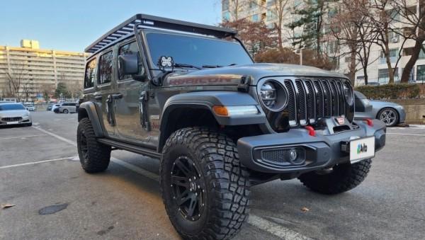 Брутальный Jeep Wrangler в шикарном цвете продают за 3,9 млн рублей в Барнауле