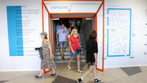 Более 10 тыс. посетителей побывали на большой художественной выставке в Барнауле. Что они там смотрят 