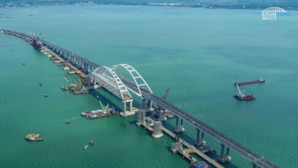 Заградительные боны установили для защиты Крымского моста