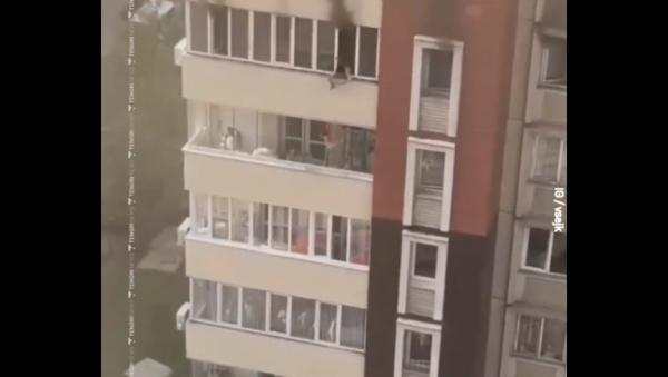 Пожар вынудил мать выбросить детей из окна многоэтажки 
