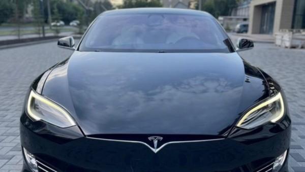 Роскошную Tesla Model S AT с белоснежным салоном продают за 6 млн рублей Роскошную Tesla Model S AT с белоснежным салоном продают за 6 млн рублей