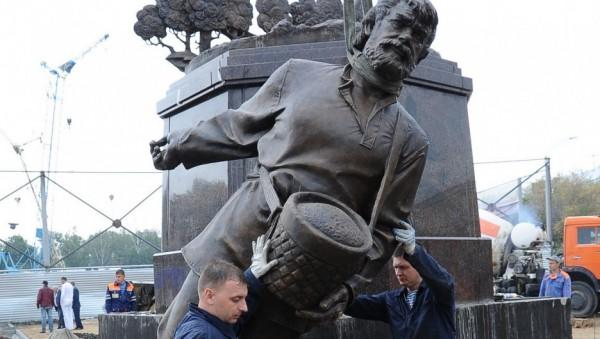 Площадь — крестьянам. Как на мощный постамент в Барнауле взобрался Сеятель с лапочкой-дочкой — фоторепортаж из прошлого Площадь — крестьянам. Как на мощный постамент в Барнауле взобрался Сеятель с лапочкой-дочкой — фоторепортаж из прошлого