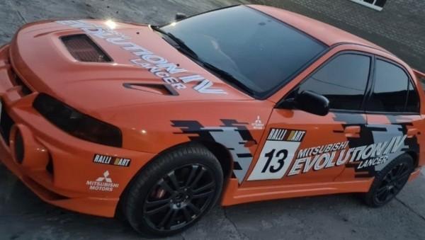 Спортивный автомобиль-ветеран Mitsubishi Lancer Evolution продают всего за 750 тыс. рублей в Барнауле