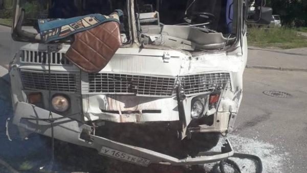Автобус с пассажирами столкнулся с грузовиком в Бийске Автобус с пассажирами столкнулся с грузовиком в Бийске