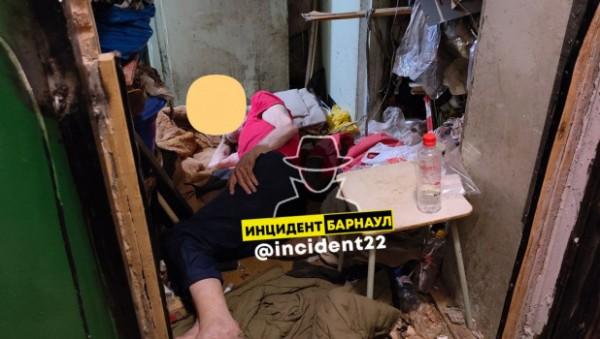 Дедушке из Барнаула, который жил под завалами мусора в квартире без еды и воды, помогут Дедушке из Барнаула, который жил под завалами мусора в квартире без еды и воды, помогут
