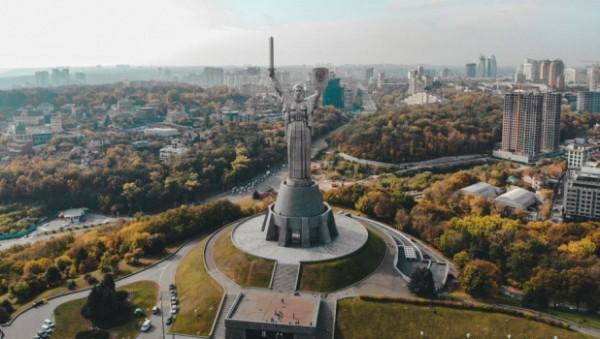 На монумент «Родина-мать» в Киеве установили трезубец На монумент «Родина-мать» в Киеве установили трезубец