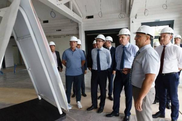 Министр Решетников: благодаря работе Виктора Томенко Алтайский край заработал на туризме 2 млрд рублей в год Министр Решетников: благодаря работе Виктора Томенко Алтайский край заработал на туризме 2 млрд рублей в год