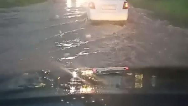 В Барнауле после дождя утонули машины, несмотря на новые ливневки В Барнауле после дождя утонули машины, несмотря на новые ливневки