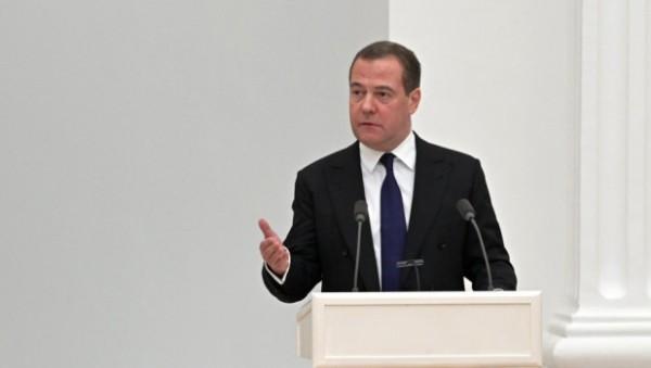 Медведев с помощью нейросети пытался создать картинки русского и украинца с автоматом Медведев с помощью нейросети пытался создать картинки русского и украинца с автоматом