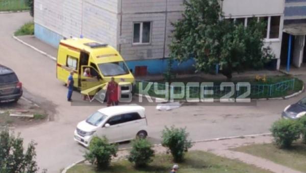Соцсети: в Барнауле нашли труп во дворе многоэтажки Соцсети: в Барнауле нашли труп во дворе многоэтажки
