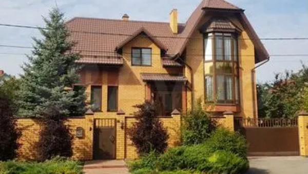 Трехэтажный дом с огромными цветами на стенах продают в Барнауле за 55 млн рублей Трехэтажный дом с огромными цветами на стенах продают в Барнауле за 55 млн рублей