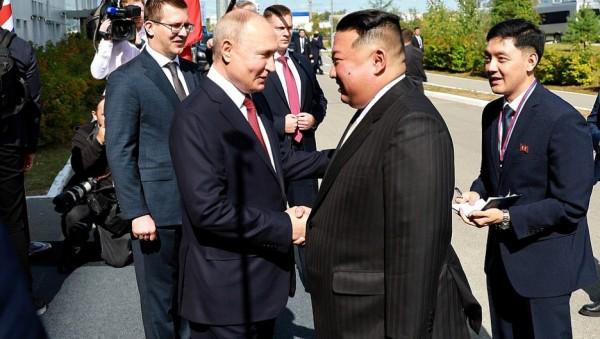 Появились фотографии со встречи Владимира Путина и Ким Чен Ына Появились фотографии со встречи Владимира Путина и Ким Чен Ына