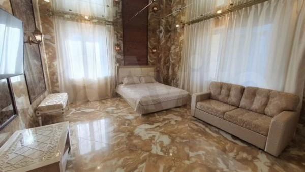 Мраморные апартаменты с зеркальными потолками посуточно сдают в Барнауле за 2,5 тыс. рублей Мраморные апартаменты с зеркальными потолками посуточно сдают в Барнауле за 2,5 тыс. рублей