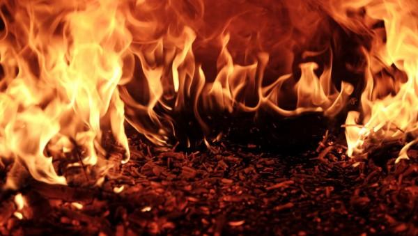 Бийчанин сбросил вниз загоревшееся нечто и сжег балкон соседу 