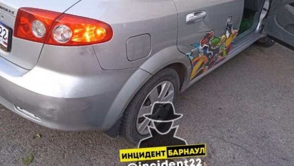 В Барнауле на одной из улиц обнаружили глубокую дыру в асфальте В Барнауле на одной из улиц обнаружили глубокую дыру в асфальте