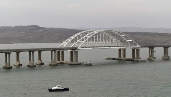 Закрыто движение автотранспорта по Крымскому мосту со стороны Керчи