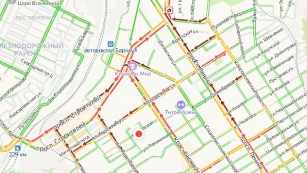 Центр Барнаула вновь стоит в пробке 