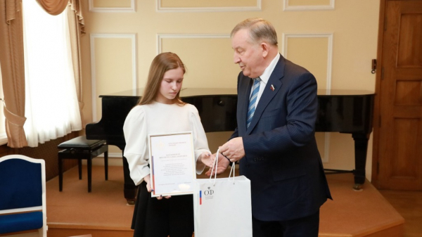 «Не только талантливые творцы, но и рачительные хозяева»: сенатор РФ Александр Карлин встретился с коллективом государственной филармонии Алтайского края «Не только талантливые творцы, но и рачительные хозяева»: сенатор РФ Александр Карлин встретился с коллективом государственной филармонии Алтайского края