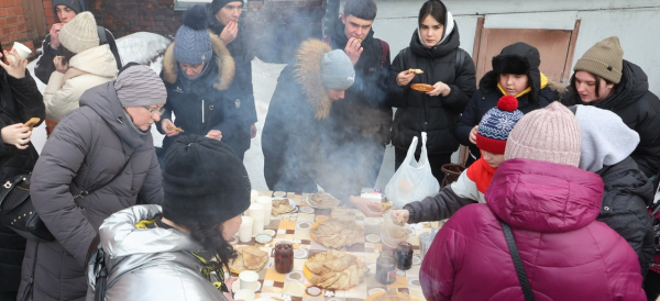 Масленица как в старину: в Барнауле поели блинов и сожгли мини-чучело Масленица как в старину: в Барнауле поели блинов и сожгли мини-чучело