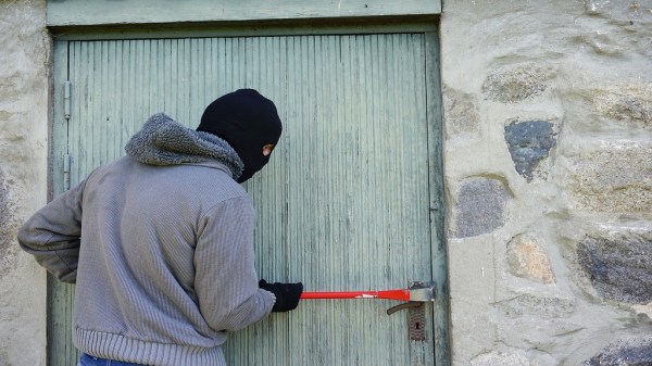 Житель алтайского села украл из магазина 10 бутылок спиртного