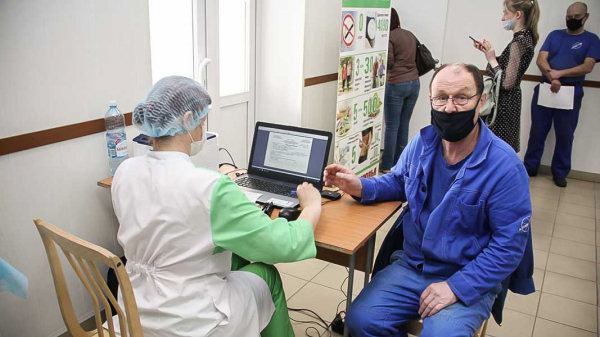 Сотрудники предприятий Алтайского края проверяют своё здоровье без очередей и талонов