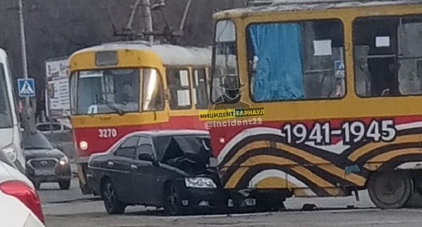 ДТП с трамваем и перевертыш: в Барнауле произошли серьезные аварии ДТП с трамваем и перевертыш: в Барнауле произошли серьезные аварии