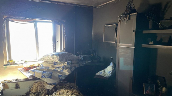 Сотрудники МЧС эвакуировали 20 человек из горящей пятиэтажки в Барнауле