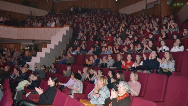 Жители Биробиджана высоко оценили спектакль «Блуждающие звезды» в исполнении ансамбля «Алтай» Жители Биробиджана высоко оценили спектакль «Блуждающие звезды» в исполнении ансамбля «Алтай»